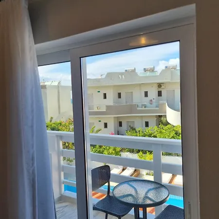 Aparthotel Eloque Simple Living Space