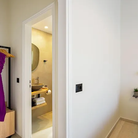 Aparthotel Eloque Simple Living Space